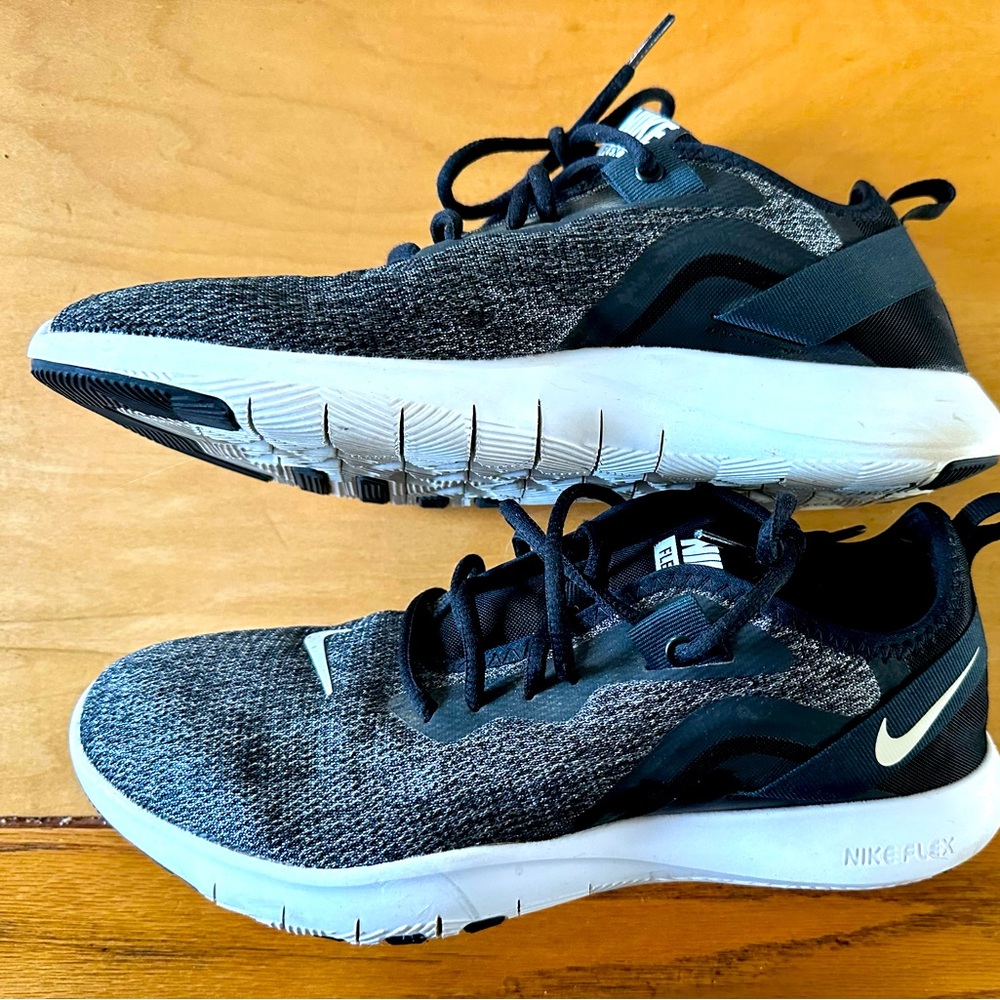 Size 9 1/2 Nike sneakers
